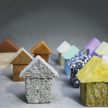 Kleine bunte Häuser aus Pappe