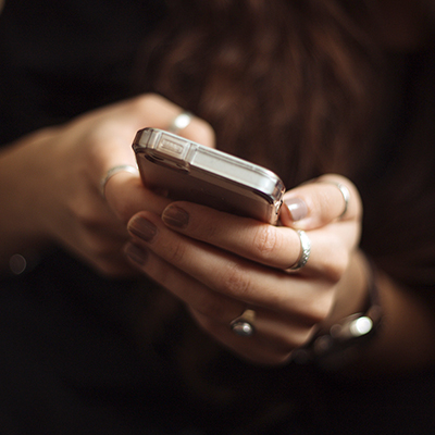 Frau nimmt Smartphone in die Hand