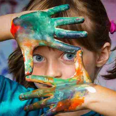 Ein kleines Mädchen mit Farbe beschmierten Händen